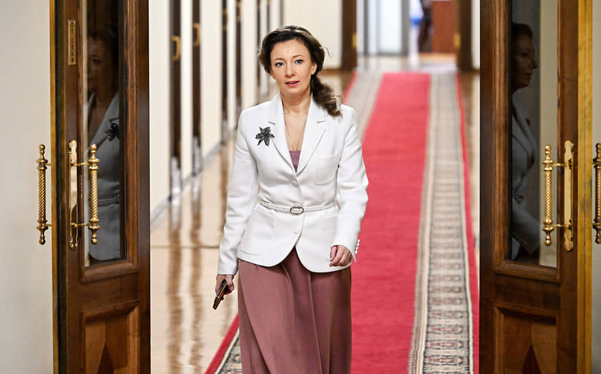 По мнению вице-спикера Госдумы Анны Кузнецовой, поддержке материнства и отцовства в России не хватает «ценностных компонентов» 