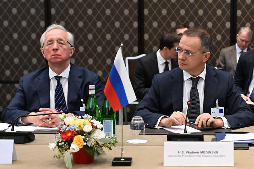 Возращение в переговорный процесс помощника президента РФ Владимира Мединского (справа) в Москве объяснили тем, что третий раунд трехсторонних переговоров включал в себя обсуждение не только военного блока вопросов, но и самого сложного — политического блока (на фото слева: замглавы МИД РФ Михаил Галузин)