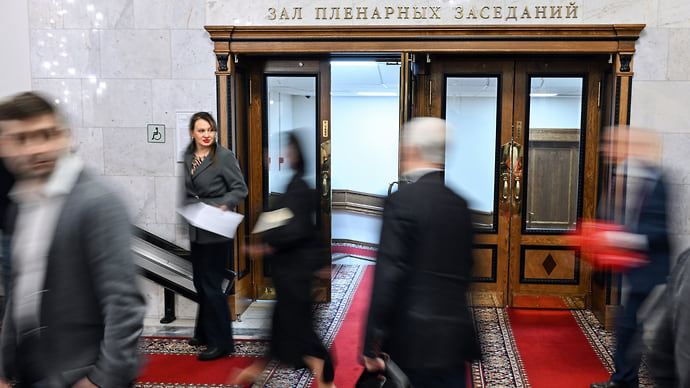 Госдума приняла поправки о новом механизме получения справок на граждан