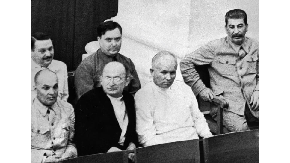 Первая сессия Верховного совета СССР. Здесь Хрущев и Берия (сидят в центре) еще соратники по сталинскому политбюро 