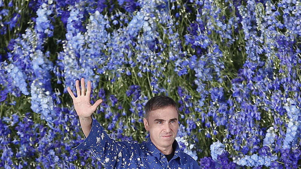 Раф Симонс в финале показа Christian Dior сезона «весна-лето 2016»