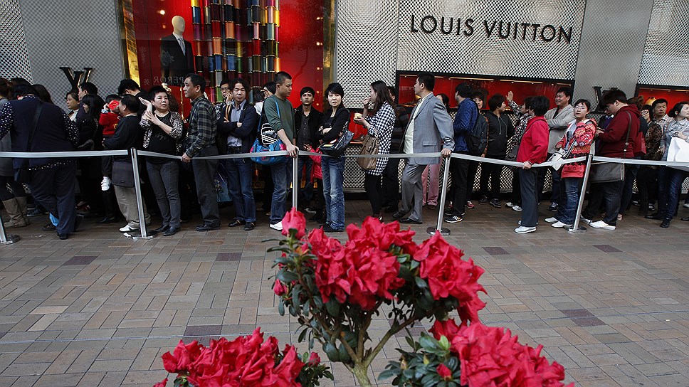 Очередь из китайских туристов в бутик Louis Vuitton, Гонконг