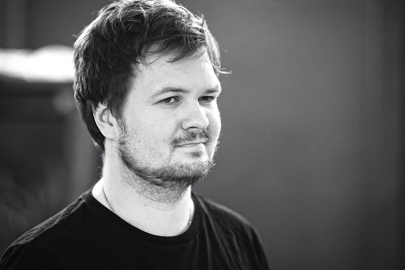 Режиссер Никита Кобелев во время репетиции спектакля «Кавказский меловой круг» 