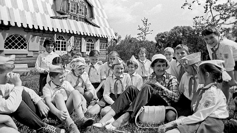 VIII Московский международный кинофестиваль. Шведская писательница Астрид Линдгрен, член жюри конкурса детских фильмов, в подмосковном пионерском лагере (1973)