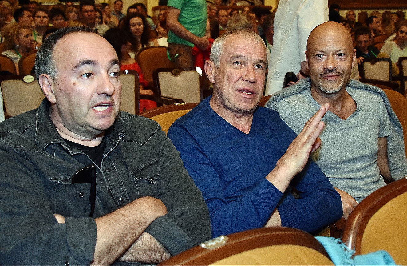 Слева направо: президент кинофестиваля «Кинотавр», продюсер Александр Роднянский, актер Сергей Гармаш и председатель попечительского совета кинофестиваля «Кинотавр», режиссер Федор Бондарчук перед показом фильма Алексея Красовского «Коллектор» в Зимнем театре
