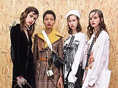 [   "\u041A\u043E\u043B\u043B\u0435\u043A\u0446\u0438\u044F Prada \u0441\u0435\u0437\u043E\u043D\u0430 \u043E\u0441\u0435\u043D\u044C-\u0437\u0438\u043C\u0430 2016/17" ]