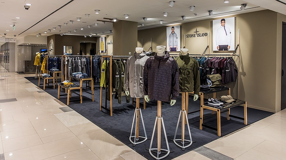 Интерьер корнера Stone Island в ЦУМе. Над оформлением работало промышленное дизайн-бюро Zeichenweg TM. За основу концепции пространства взята идея гардеробной комнаты 