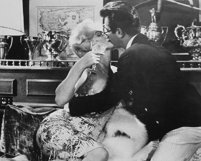 Мэрилин Монро и Тони Кертис «В джазе только девушки», 1959