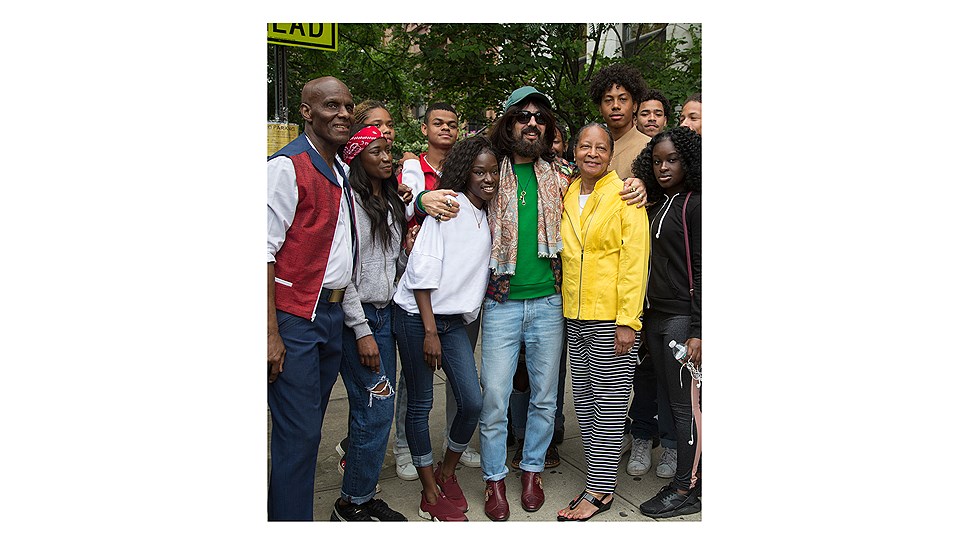 Креативный директор бренда Gucci Алессандро Микеле (Alessandro Michele) с моделями, снимавшимися в рекламной кампании проекта Gucci c Дэппером Дэном (Dapper Dan) 