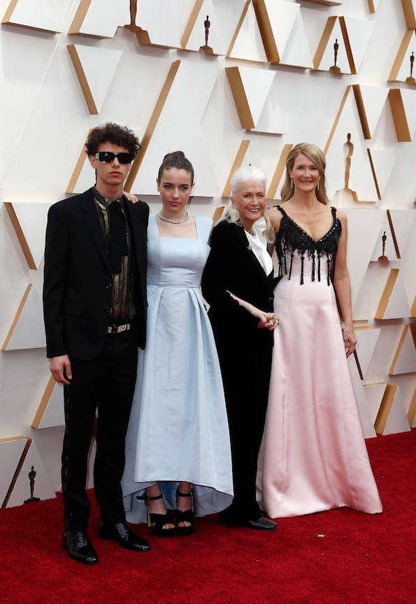 Лора Дерн (справа) прибыла на церемонию со своей семьей и в розовом платье Armani Prive с черным бюстье. В такой же гамме в начале 1990—х годов актрису одел Армани для ее первой церемонии «Оскара»
