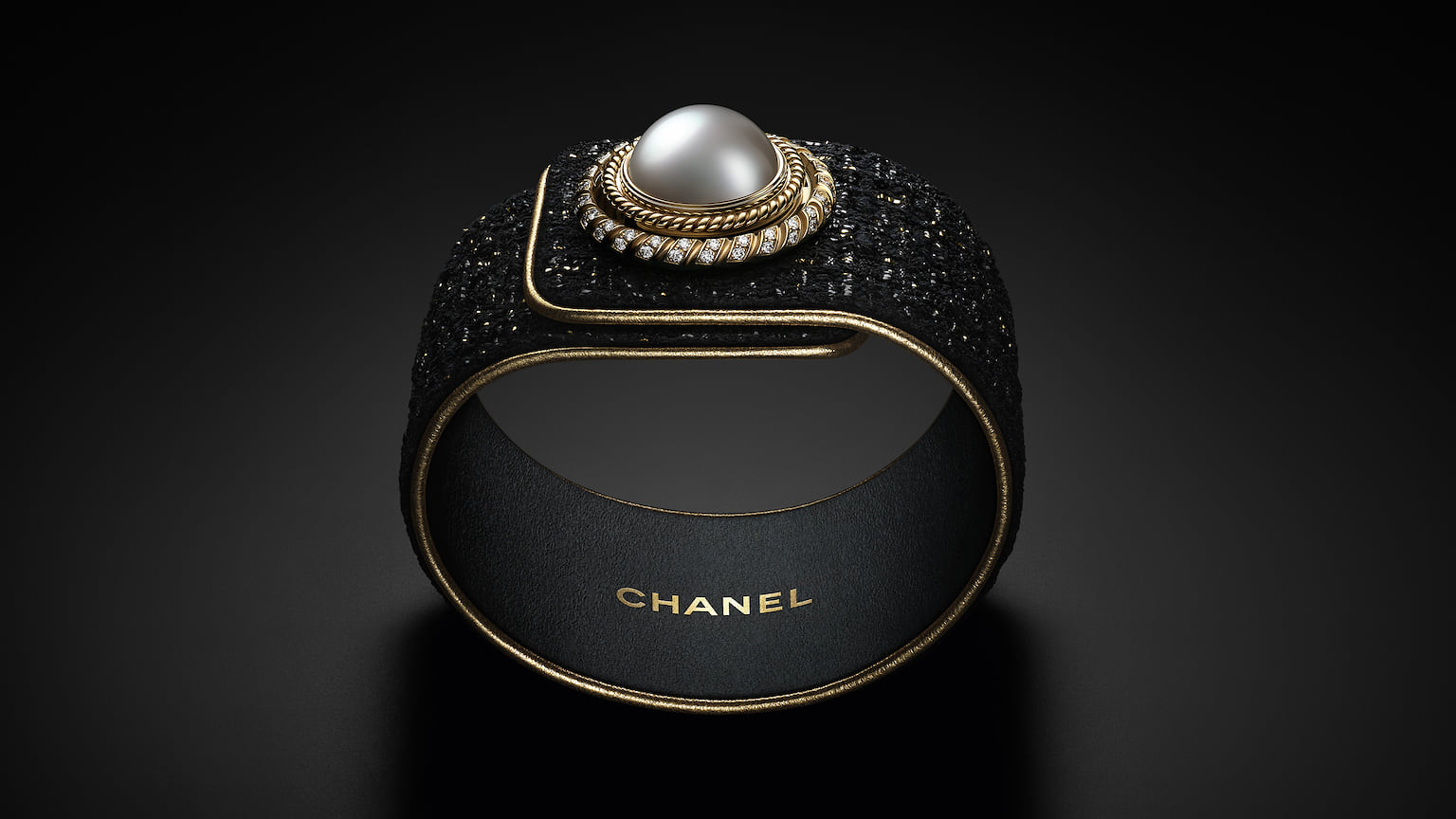Chanel Watches, часы Mademoiselle Prive Bouton Perle, 25 мм, желтое и белое золото, жемчуг, кожа, бриллианты, кварцевый механизм