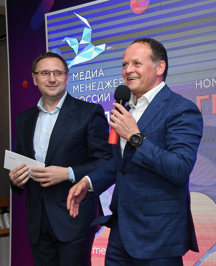 Председатель попечительского совета премии «Медиа-Менеджер России- 2020» и генеральный директор «СТС-Медиа» Вячеслав Муругов и член правления «Газпром нефти» Александр Дыбаль 
