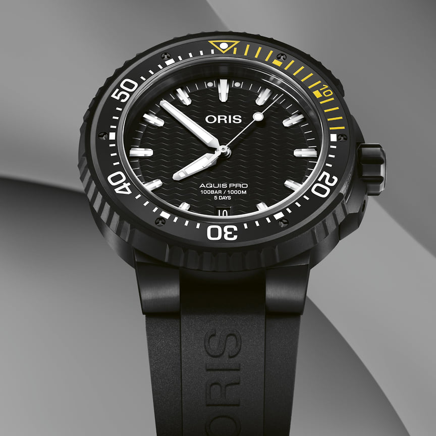 Самые глубоководные: Oris AquisPro Date Calibre 400. Помимо километровой глубины, которую обеспечивает 49,5-миллиметровый корпус из титана с черным PVD-покрытием, здесь еще применен новейший автоматический мануфактурный механизм с кучей достоинств: антимагнитными свойствами, хронометрической точностью, запасом хода 5 суток, 10-летней гарантией и сервисным интервалом 