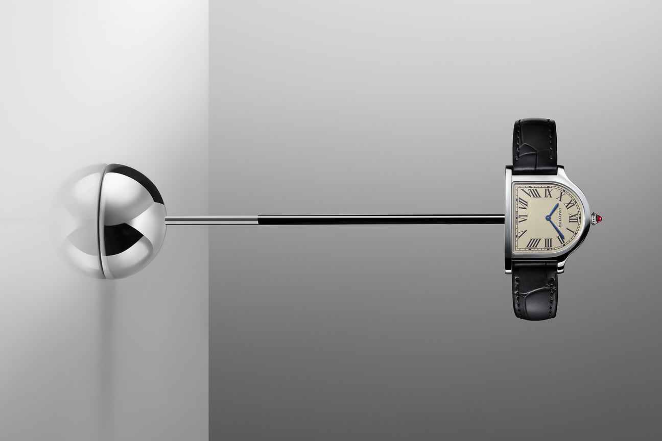 Самые элегантные: Cartier Clouche de Cartier. Причудливая форма корпуса, выполненного в виде колокола, разумеется, потребует некоторого привыкания, но эти часы точно не дадут своему владельцу остаться незамеченным 