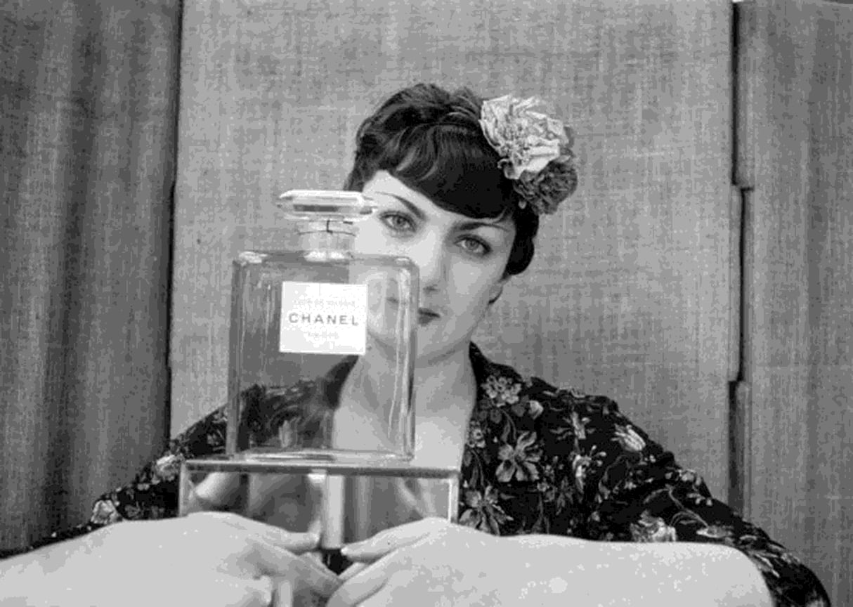 Модель позирует с флаконом Chanel N5, 1952 год.