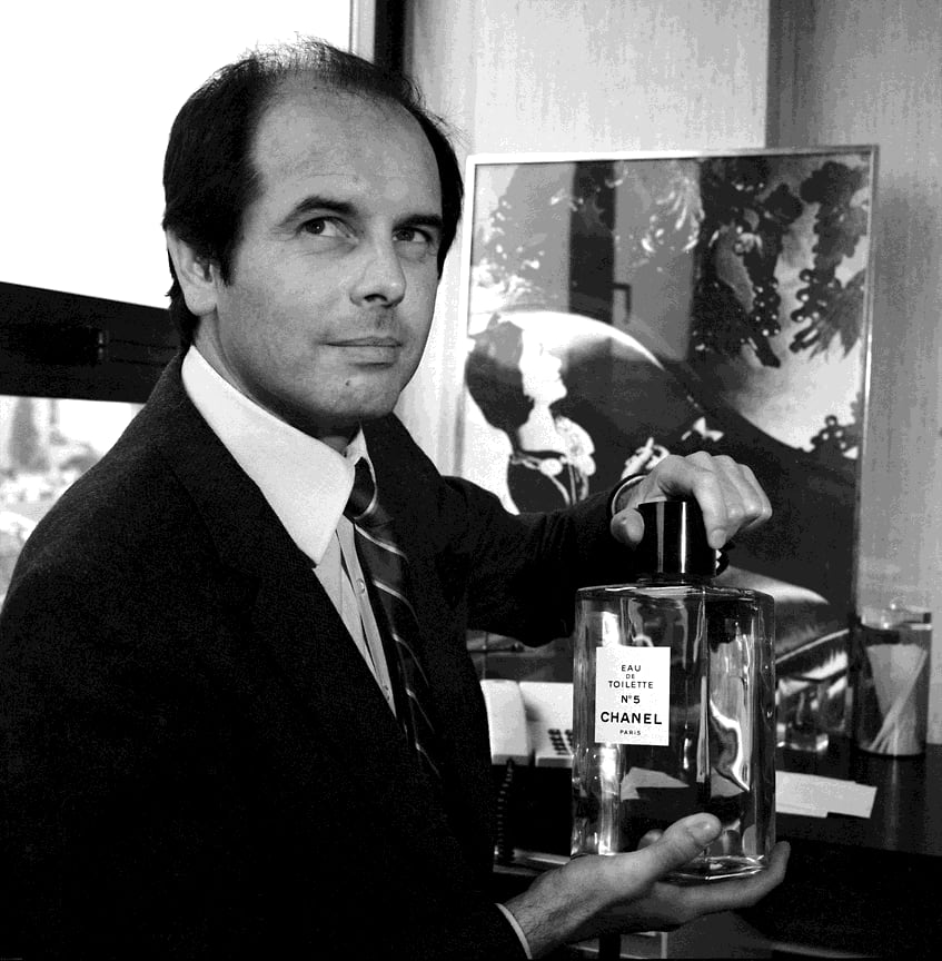 Парфюмер Жак Польж (один из известнейших «носов» марки) с флаконом Chanel N5, 1981 год.