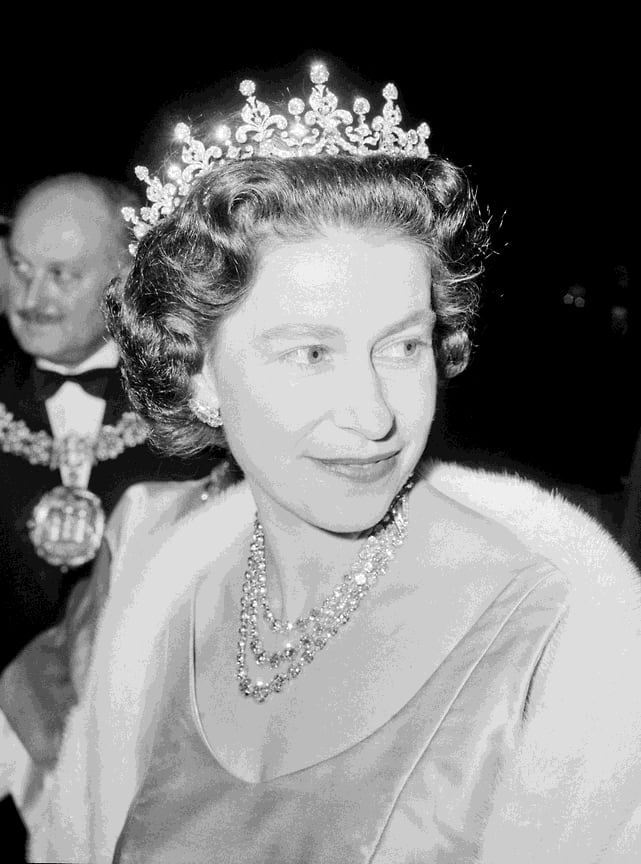 Королева Елизавета в тиаре Girls of Great Britain and Ireland на выступлении Королевской академии драматического искусства, 1964 год