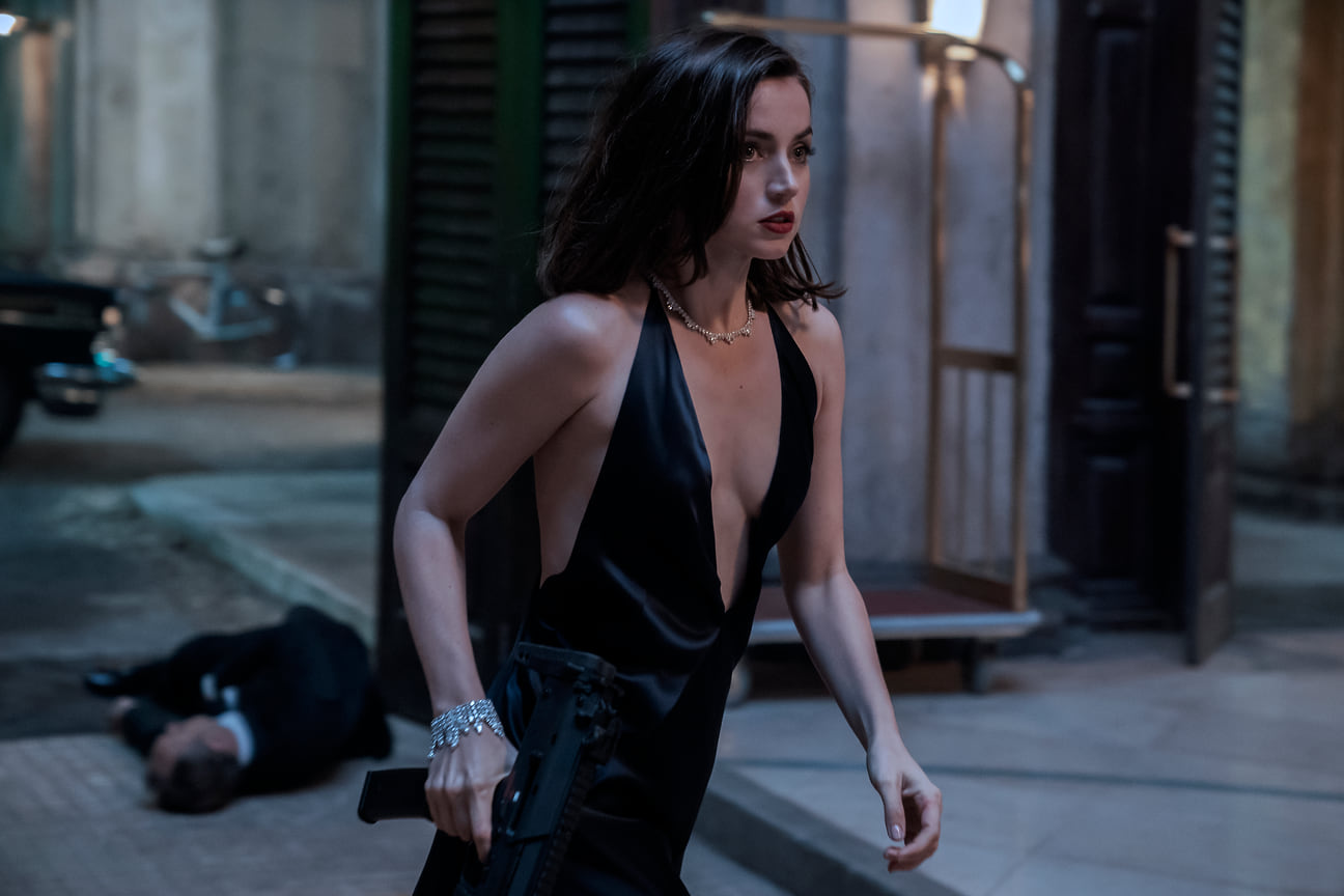 Ана де Армас в фильме «Не время умирать», 2021 