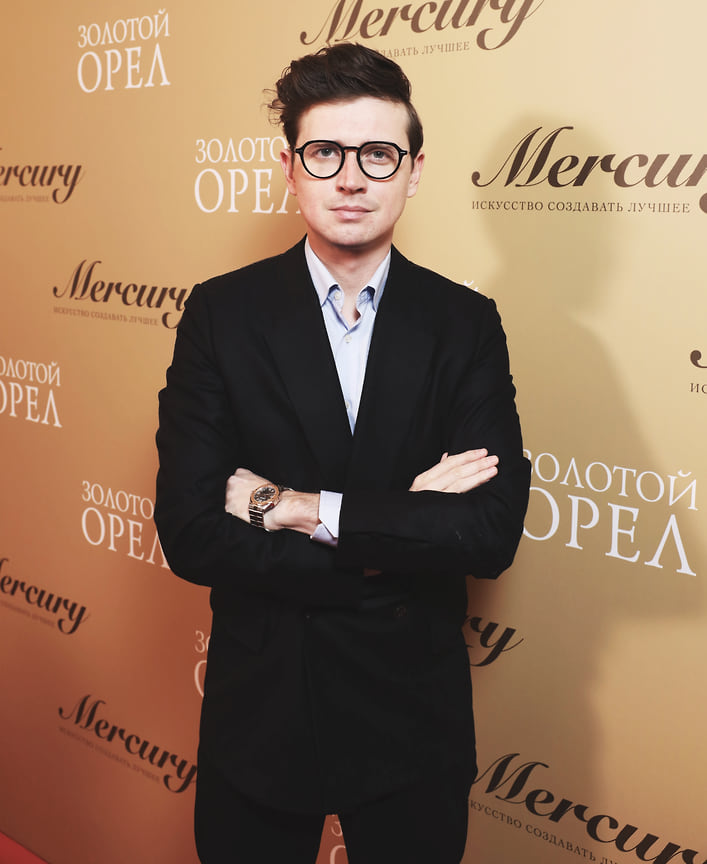 Сценарист Денис Катаев в костюме Zegna и часах Chopard 