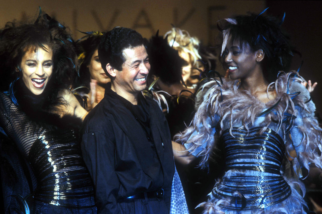 В 1998 году Мияке открыл миру еще одну концепцию — A-POC (A Piece of Clothing — «кусок одежды»). Идея заключалась в создании единого элемента одежды из цельного куска ткани. Таким образом не тело задавало направление вещи, а наоборот. Иссей Мияке на показе своей коллекции.1983 год