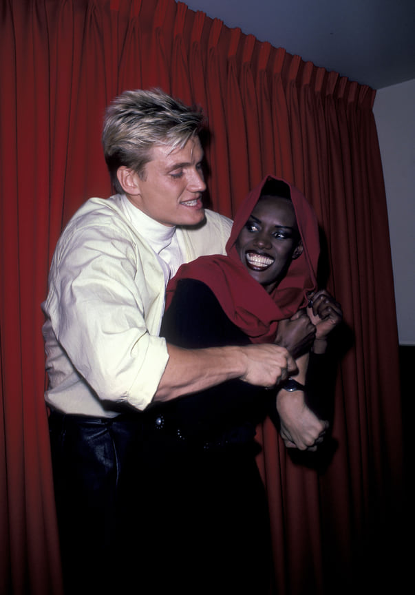 Грейс Джонс открыла миру Дольфа Лундгрена. Изначально он был ее охранником, однако Грейс посоветовала Лундгрена на роль в одном из фильмов бондианы – «Вид на убийство» (1985). Так началась его карьера в кино. Джонс и Лундгрен четыре года пробыли в отношениях.