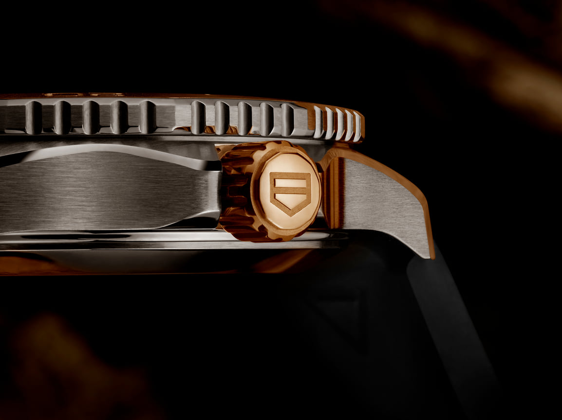Золотая заводная коронка часов TAG Heuer Aquaracer Professional 200 Steel & Gold