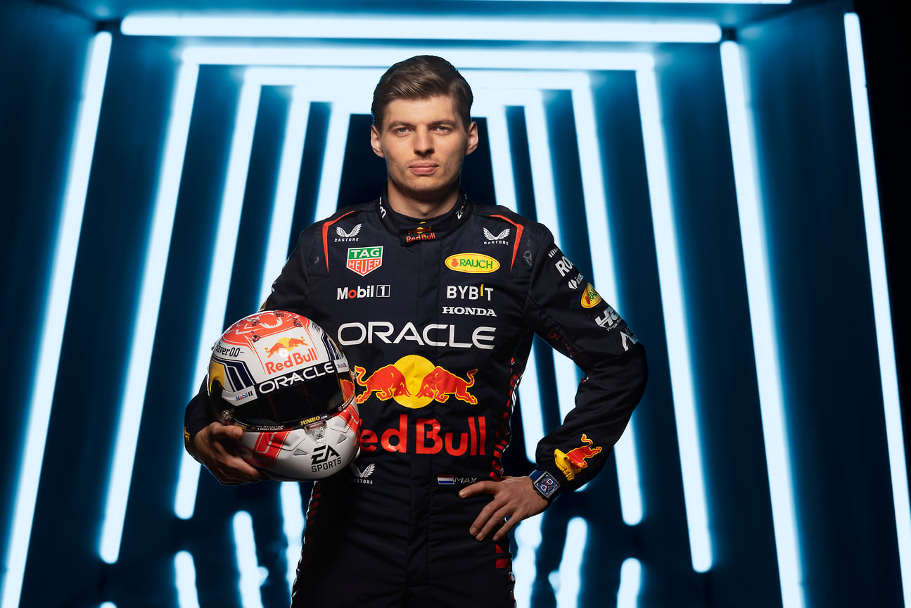 Двукратный чемпион мира в классе «Формула-1» Макс Ферстаппен с часами TAG Heuer Monaco Chronograph