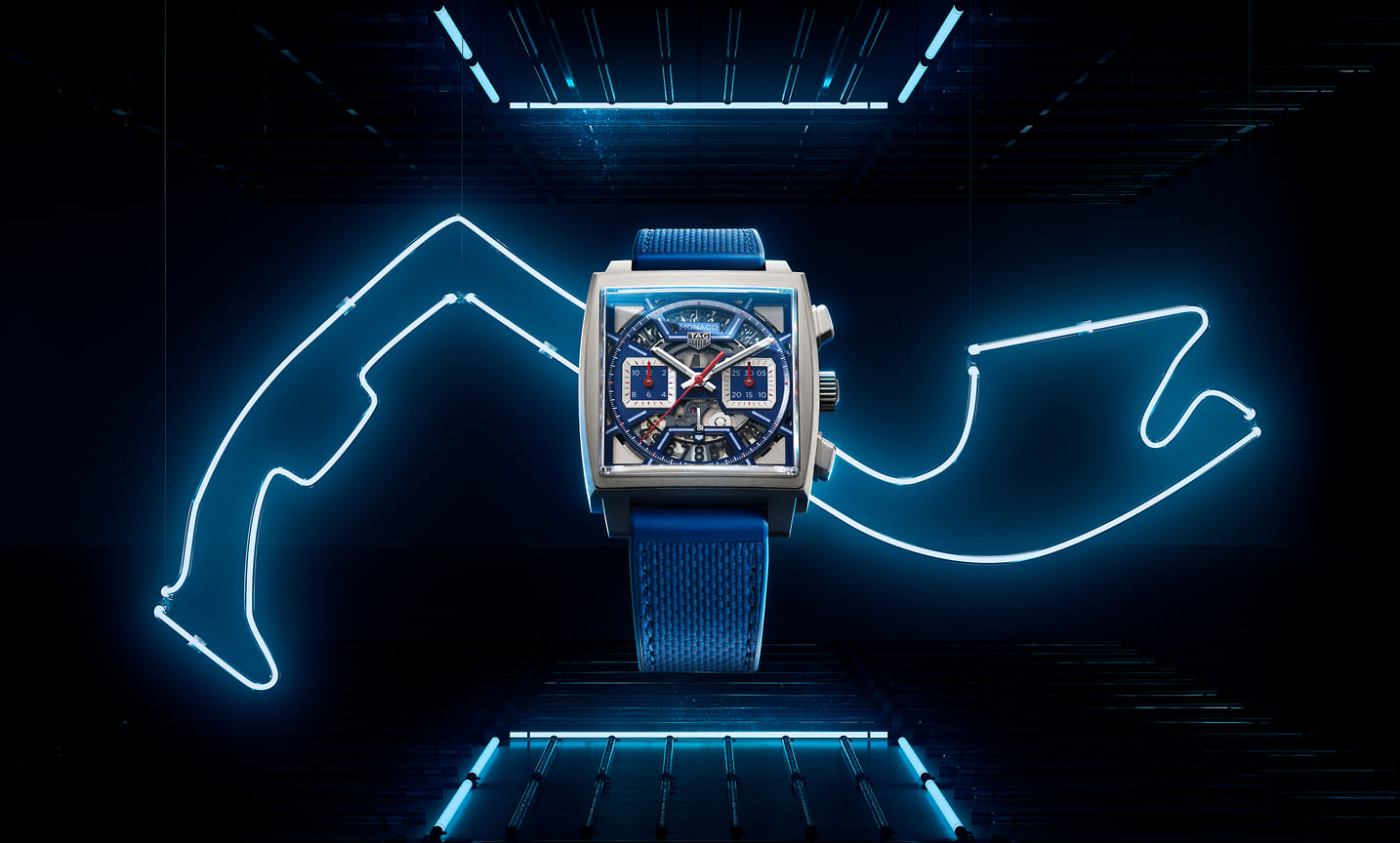 Часы-скелетон TAG Heuer Monaco Chronograph на фоне очертаний трассы «Формулы-1» в Монако