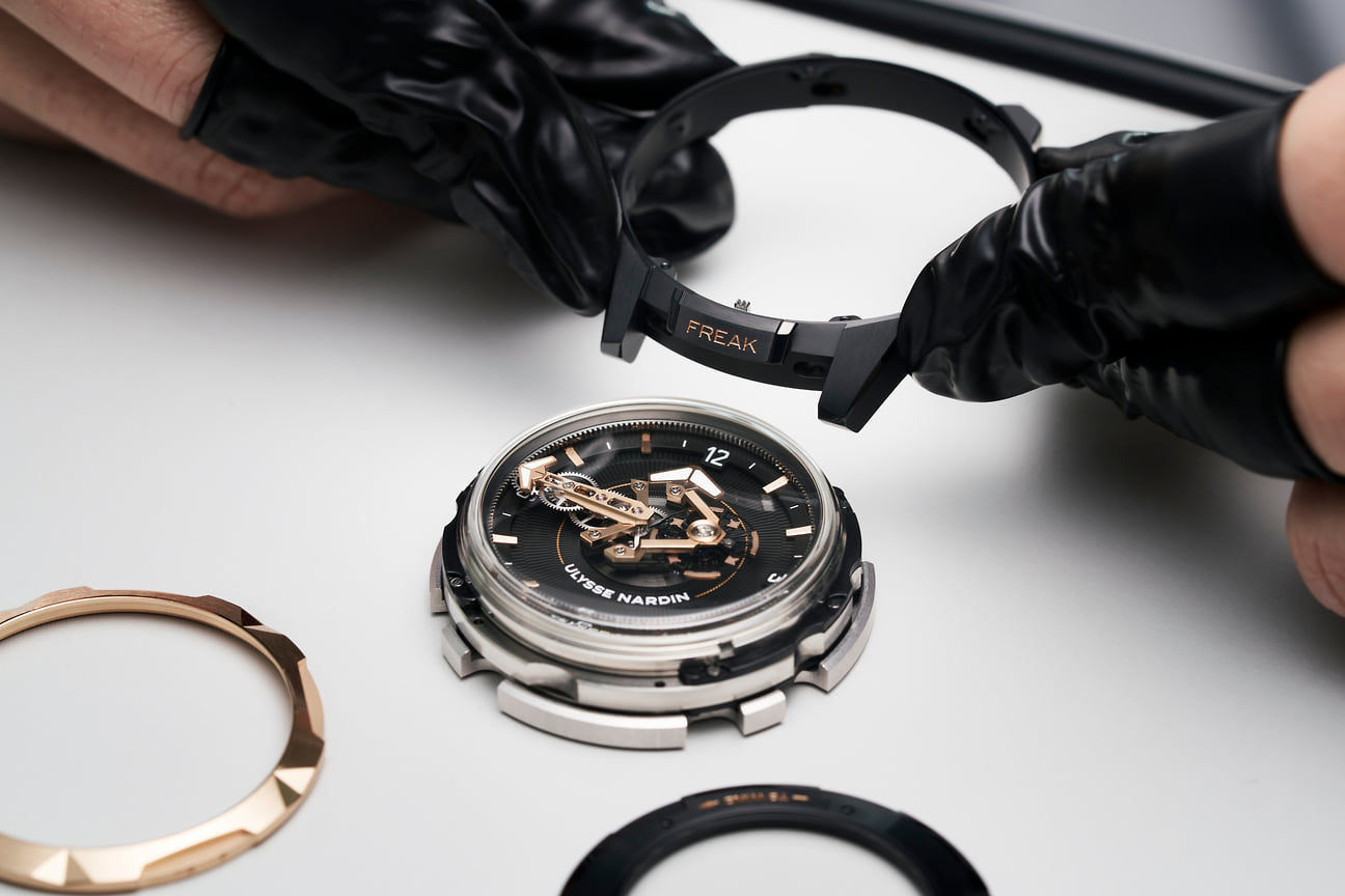 Установка механизма в корпус часов Ulysse Nardin Freak One 