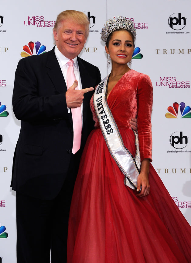 Дональд Трамп и мисс США 2012 Оливия Калпо на церемонии «Мисс Вселенная 2012»  