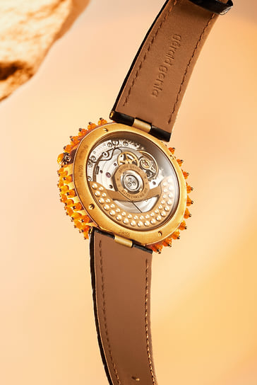 Внутренняя сторона часов Gerald Genta Gentissima Oursin Fire Opal 
