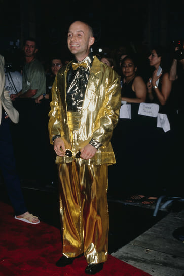 Моби в золотом костюме на церемонии MTV VMA, сентябрь 1999