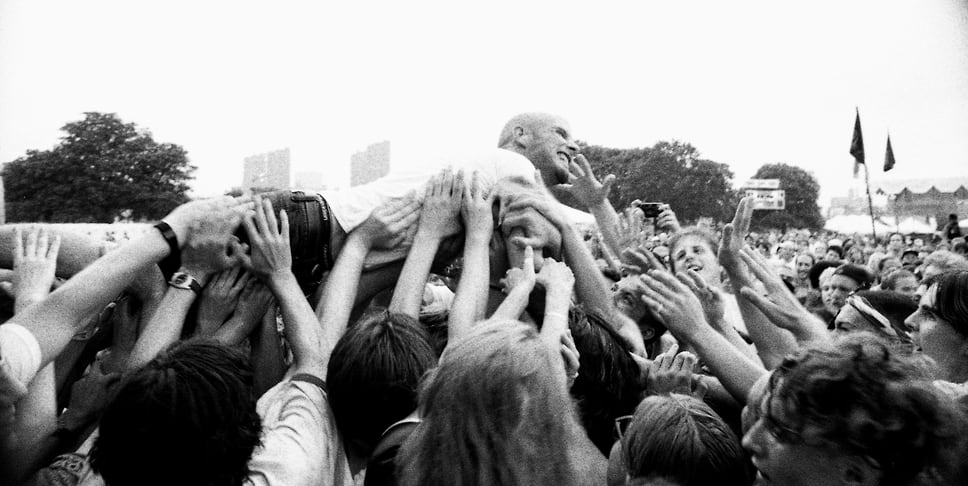 Моби и толпа фанатов на фестивале Lollapalooza, август 1995