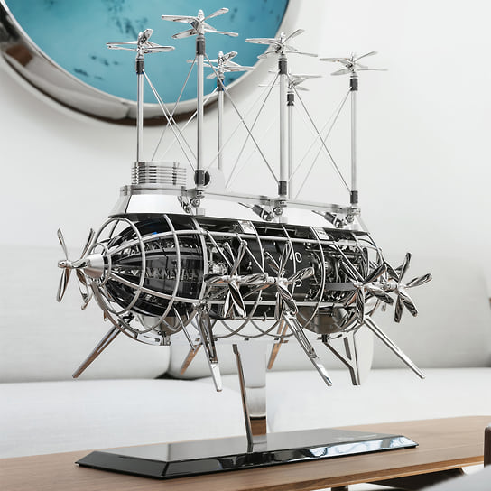 Номинация «Настольные часы»: L'Epee Albatross X MB&F, скелетированный механизм с функцией боя, автоматоном (16 пропеллеров), ручным заводом и запасом хода 8 суток (без учета автоматона); корпус 350 Х 600 мм – сталь; цена – 129 тыс., лимитированная 8 экз. серия 