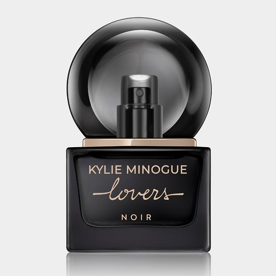 Kylie Minogue, женский аромат Lovers Noir. Ноты: розовый перец, шалфей, зеленое яблоко, лаванда, артемизия, какао, кашемировое дерево, пачули, бобы тонка 