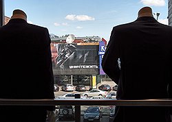 Хорошая упаковка прекрасно скрывает отсутствие профессиональных качеств, поэтому карьеру менеджера, умеющего правильно подать себя, практически невозможно разрушить