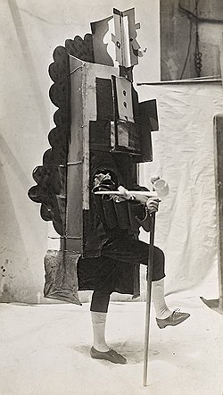 По накалу страстей премьера «Парада» в 1917-м была сравнима только со скандалом на «Весне священной» (костюмы Пабло Пикассо, Лидия Соколова в роли Американской девочки, Леон Войциховский — Французского менеджера)
