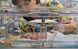 Каждая вторая москвичка платит большие деньги за естественные роды, и почти каждая первая — за кесарево 