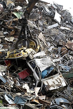 Под пресс пускают те же модели, за которыми выстраиваются очереди в салонах дилеров АвтоВАЗа