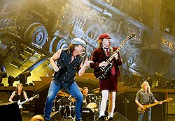 Знакомство с группой AC/DC оказалось роковым для румынских таможенников