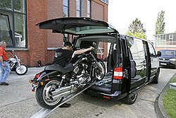 Volkswagen Multivan способен взять на борт мотоцикл и еще четверых пассажиров