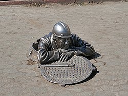 Бронзовый сантехник Степаныч, выглядывающий из люка на проезжей части,— одна из главных достопримечательностей Омска