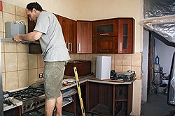 Публикуя в блоге отчет о собственноручном капремонте двухкомнатной сталинки, Виктор Борисов стал идеологом борьбы с жадными строителями
