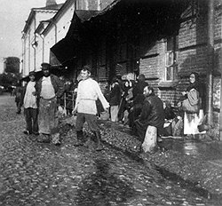 Для того чтобы обеспечить выборы в правление нужных людей, правильно голосующих заемщиков набирали на улицах, в кабаках и даже среди отребья Хитрова рынка