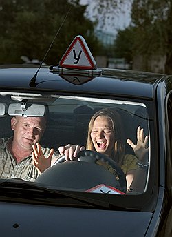 Особо впечатлительные особы могут за чуть большие деньги найти автошколу с чуть более деликатными и терпеливыми инструкторами