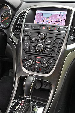 Новый Opel Astra предлагает широкий выбор информационно-развлекательных и коммуникационных систем: линейка состоит из трех аудиосистем и двух систем навигации 