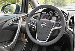 Одна из особенностей дизайна интерьера Opel Astra — тщательный подбор материалов отделки, что вызывает ощущение высокого качества 