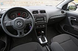 Внешне салон Polo sedan выглядит строго и стильно. Однако чувствуется, что его создателям пришлось соблюдать режим экономии. Пластик использован только жесткий, вместо климатической установки — обычный кондиционер. И рулевое колесо, и педальный узел вызывают серьезные нарекания 