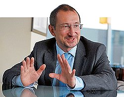 По мнению Виктора Достова, для таких иностранных ЭПС, как PayPal, сейчас национальных границ не существует — и возможен сценарий, когда западные системы, регулируемые гораздо мягче российских, просто вытеснят их с рынка