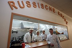 Доля репатриантов в потоке уезжающих из России постоянно снижается — большинство тех, кто хотел на историческую родину, уже там